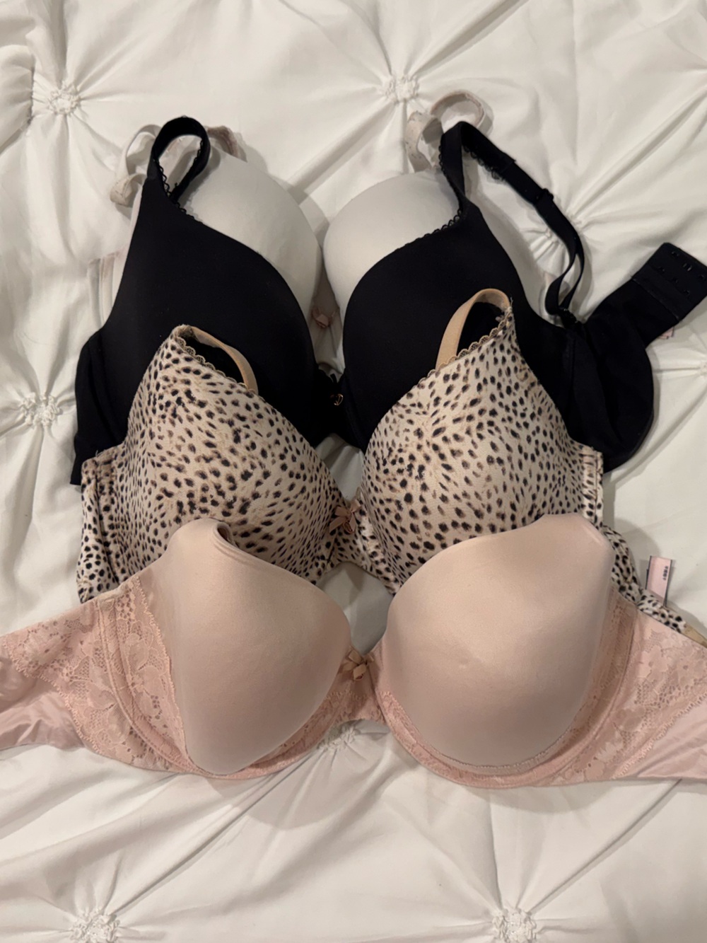 Lot of 4 VS BODY BY VICTORIA BRAS - 36DD